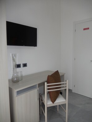 Quarto casal luxo, sacada | Individualmente decorados, escrivaninha