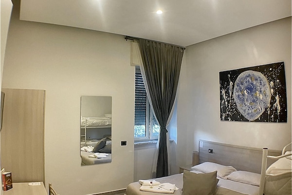 Camera familiare | Con stile personalizzato, una scrivania, postazione laptop