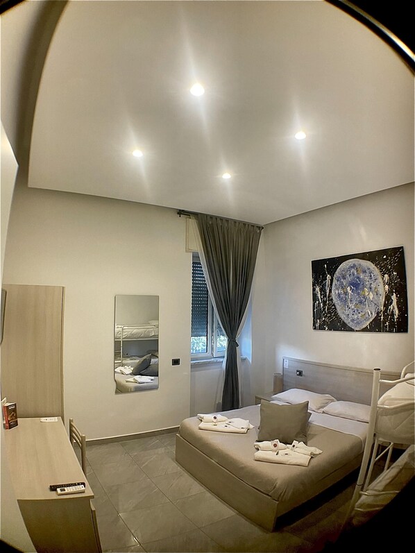 패밀리룸 | 각각 다른 스타일의 인테리어, 책상, 노트북 작업 공간, 무료 WiFi