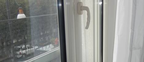 Una habitación con puerta de cristal corredera que da a un espacio exterior.
