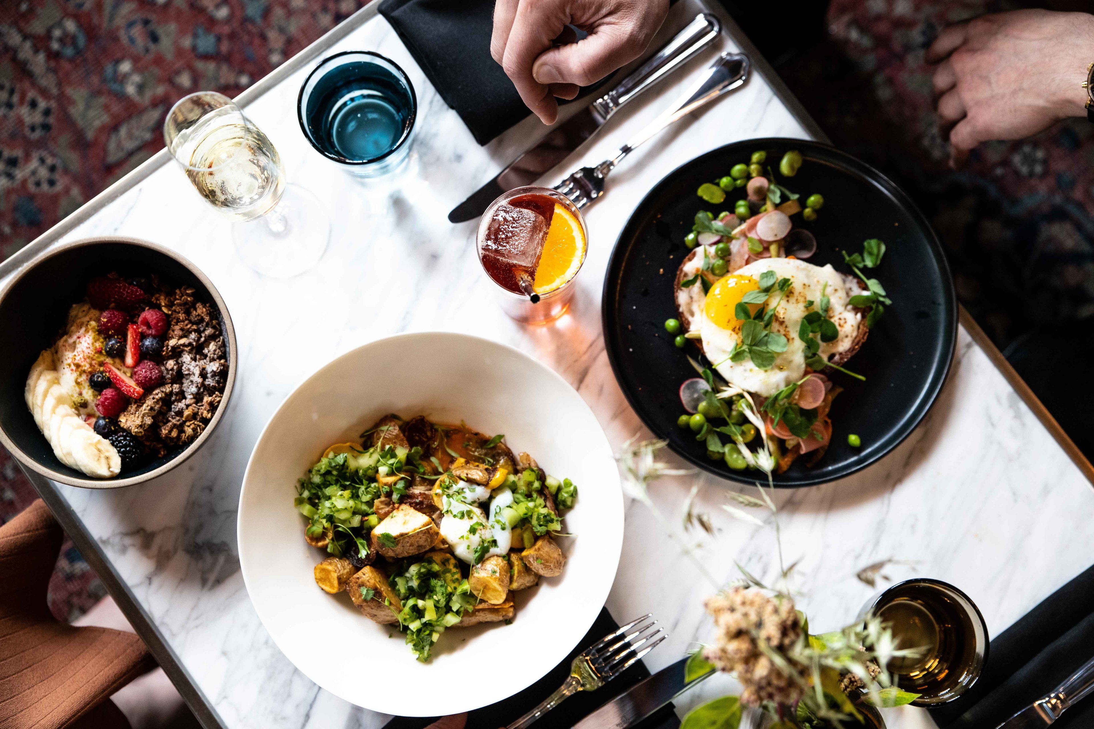 Sarapan dan makan malam dihidangkan, masakan Amerika 