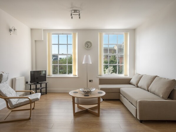 Apartemen, 2 kamar tidur | Ruang keluarga | TV layar datar