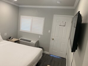Free WiFi, bed sheets - Elmwood Motel (Auburn)