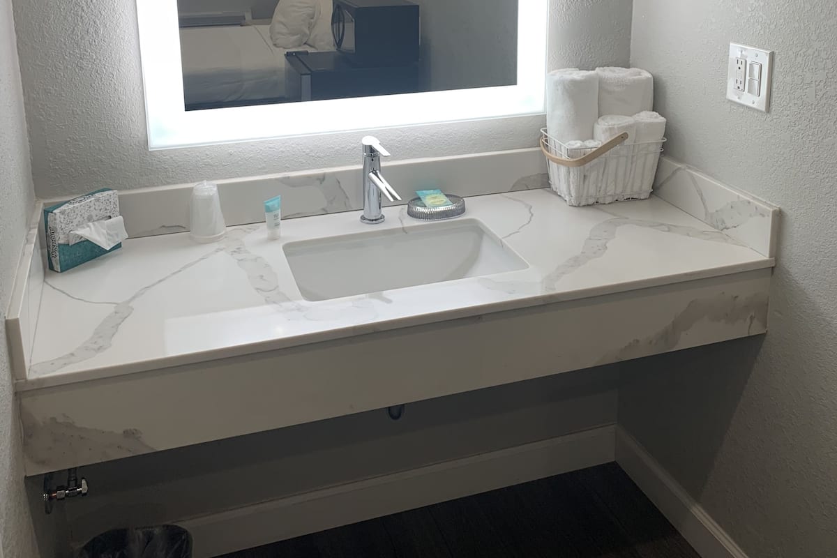 Shower, free toiletries, towels