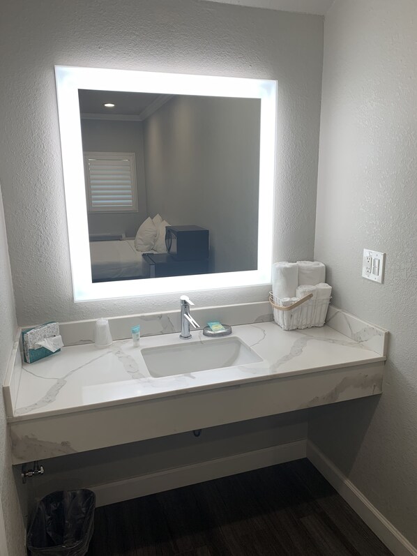 Shower, free toiletries, towels - Elmwood Motel (Auburn)