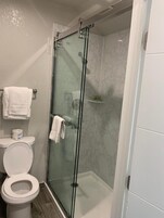 Ducha, artículos de higiene personal gratuitos y toallas