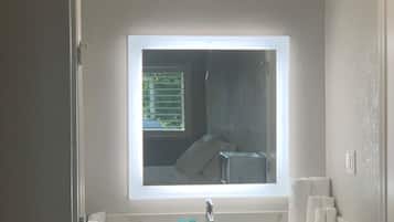 Douche, articles de toilette gratuits, serviettes fournies