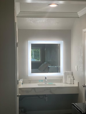 Douche, articles de toilette gratuits, serviettes fournies