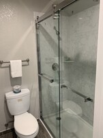 Ducha, artículos de tocador gratuitos, toallas