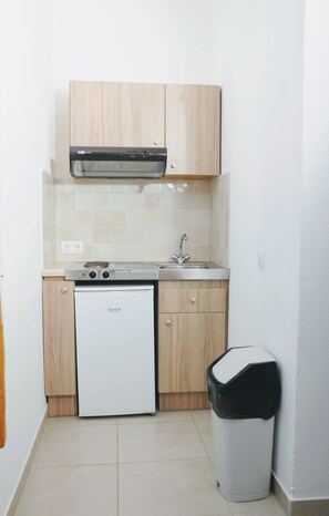 A compact kitchen with a dishwasher, a stove, and a sink. - Mastorakis Studios (Hersonissos)