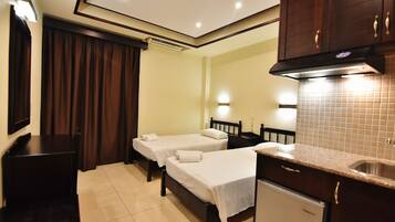 Minibar, coffres-forts dans les chambres, rideaux occultants