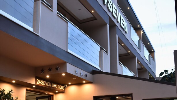 Un bâtiment moderne sur lequel on peut lire l’inscription « 24 SEVEN BOUTIQUE ».