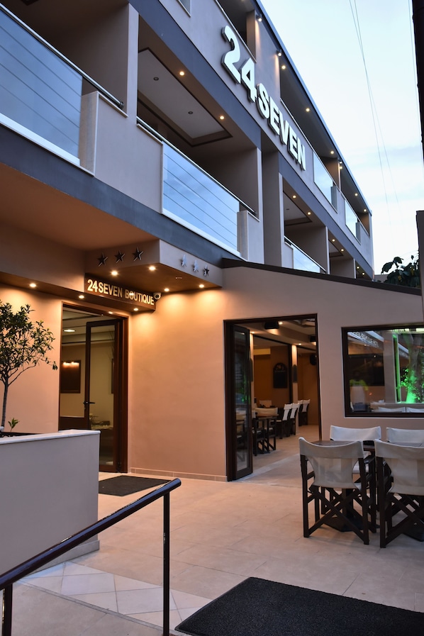 A modern building with a sign reading "24 SEVEN BOUTIQUE." - 24 Seven Boutique Hotel (Hersonissos)