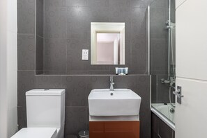 Apartemen, 2 kamar tidur | Kamar mandi | Kombinasi shower/bathtub, perlengkapan mandi gratis, dan handuk