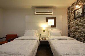 Egyptian cotton sheets, premium bedding, down comforters - Hotel Casa (Vadodara)
