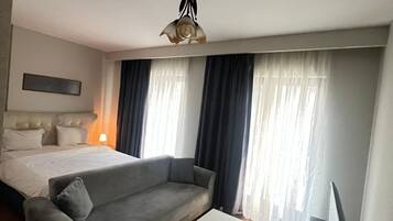 Economy Studio, 1 Bedroom | Peti besi dalam bilik, meja, kalis bunyi, seterika/papan seterika