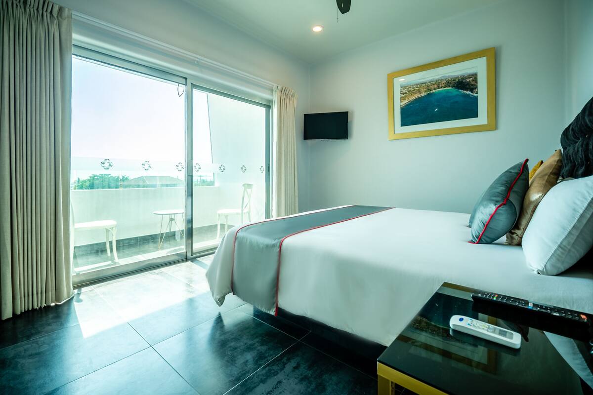 deluxe room | 1 bedroom, in-room safe, individually furnished, iron/ironing board