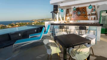 Bar junto a la piscina
