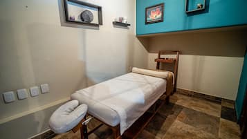 Sauna, hot tub, 1 treatment room