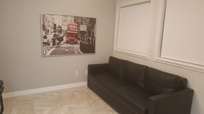 Condo, balcón, vista al río | Área de sala de estar