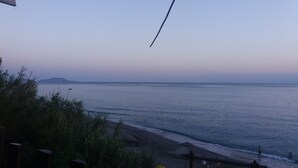 A beach with a wooden fence and a clear view of the ocean. - Petrinos Milos (Agios Vasileios)