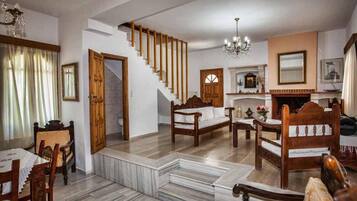 Villa | Salle de séjour | Téléviseur à écran plat, foyer, lecteur de DVD