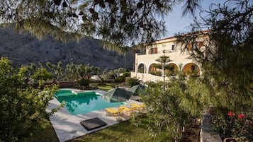 Ulkouima-allas, aurinkovarjoja, aurinkotuoleja