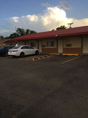 Free self parking - La Motel (Claude)