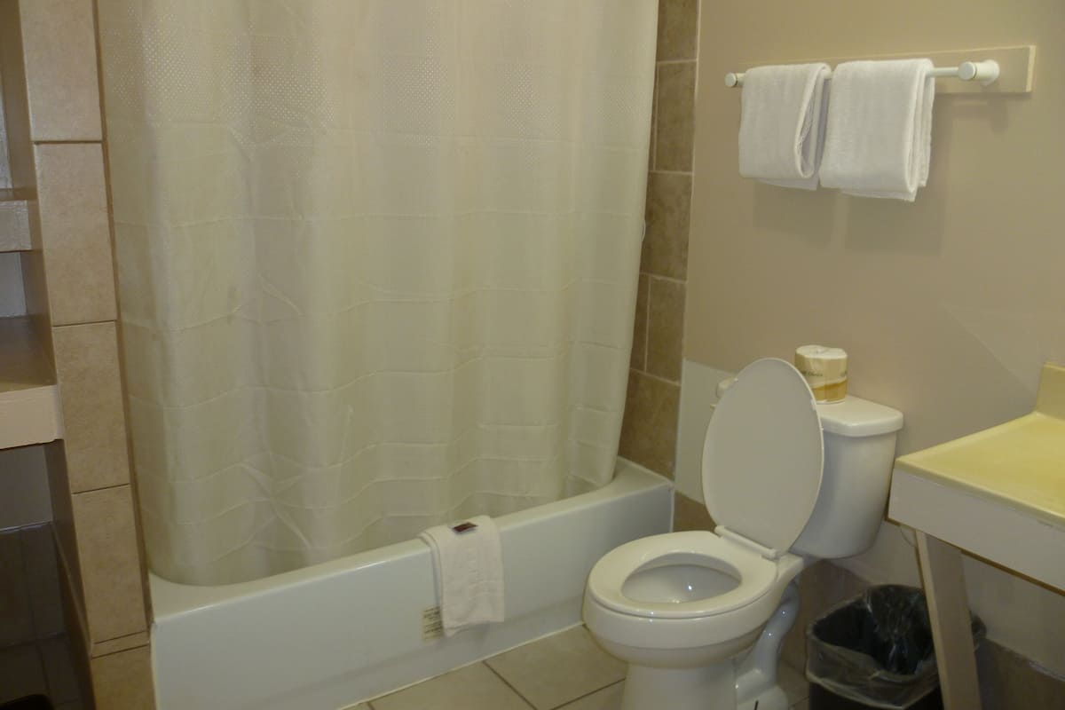Combined shower/tub, towels