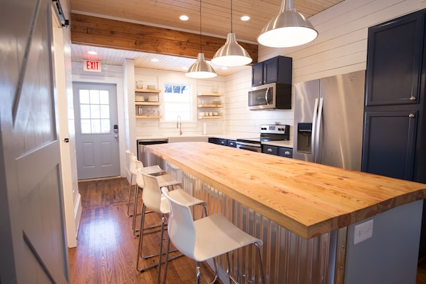 Mini-Kühlschrank, Mikrowelle, Wasserkocher mit Kaffee-/Teezubehör