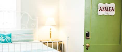 Chambre, 1 trÚs grand lit, salle de bain privée, vue sur la montagne (Azalea) | 1 chambre, ameublement unique, bureau, fer et planche à repasser