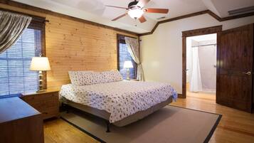 Deluxe Cottage, 2 Bedrooms, Accessible, Kitchen (With Roll In Shower) | 1 bilik tidur, dilengkapkan perabot secara berasingan, meja