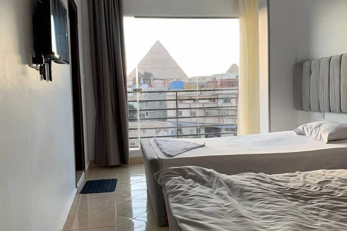 Double room with mountain view | In-room dining