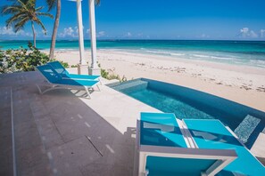 Plage, chaises longues, serviettes de plage