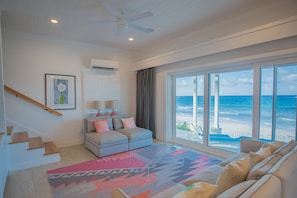 Flat-screen TV, stereo - Bird of paradise, shooting (Governors Harbour)