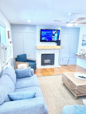 Smart TV, fireplace, DVD player, books - Beautiful 5 BR, 4.5 baths w/ modern conveniences (Oak Bluffs)