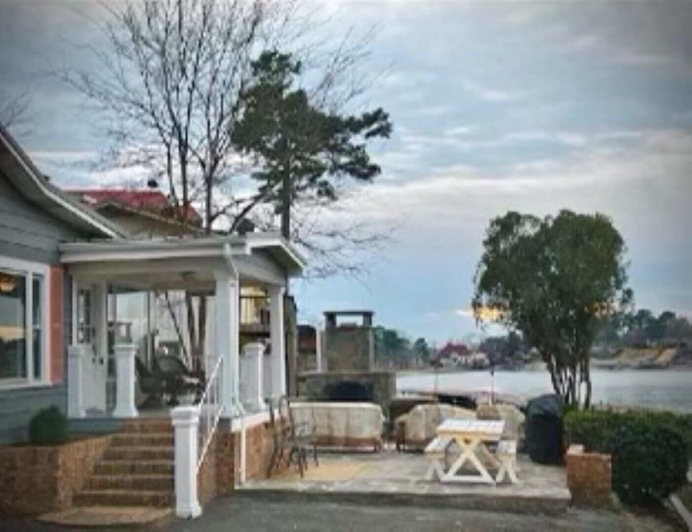 Fun at the Lake! Private Waterfront! HotTub! Outdoor Fireplace! 5 min to Casino!