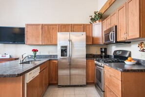 Een koelkast, een magnetron, een oven, een kookplaat