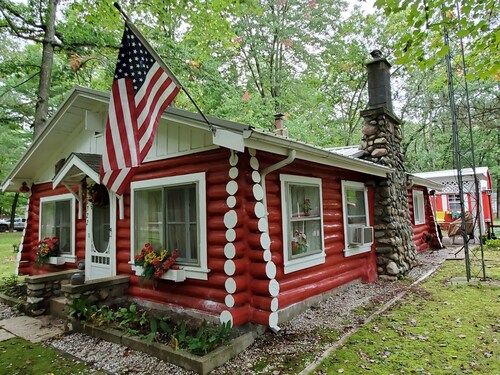 Perfect getaway for couples ! close to Ludington or Baldwin.

