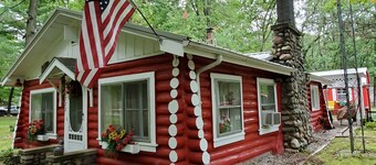 Red Cabin Retreat est une cabane en rondins récemment rénovée, idéale pour une escapade en couple. 