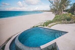 Plage, chaises longues, serviettes de plage