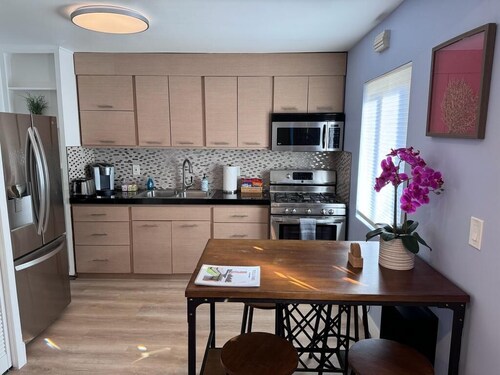 El jardín Zen cerca de todo, zoológico, parques, restaurantes, tiendas, vida nocturna y más.