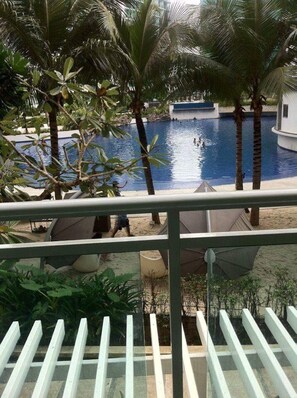 2 outdoor pools, open 7 AM to 7 PM, sun loungers - Azure Positano by Mirabella (Parañaque)