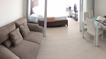 Room 621, 1 Bedroom | Living area