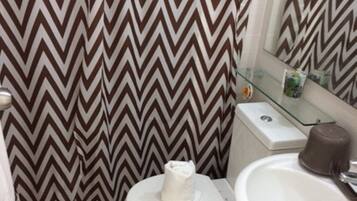 Room 621, 1 Bedroom | Bathroom