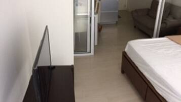 Room 621, 1 Bedroom | 1 bedroom, in-room safe, desk, iron/ironing board