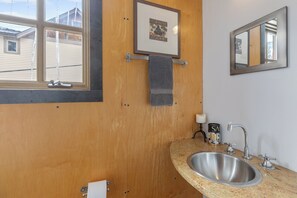 Douche, séchoir à cheveux, serviettes fournies