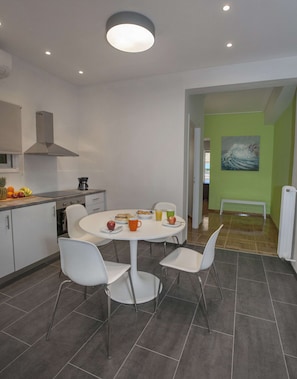 Appartement, 2 chambres | Cuisine privée | Réfrigérateur grande capacité avec congélateur, un four