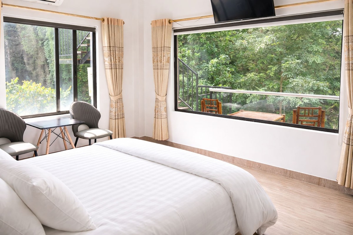 Superior Room, 1 Queen Bed, Mountain View, Corner | Minibar, soundproofing, WiFi (free)