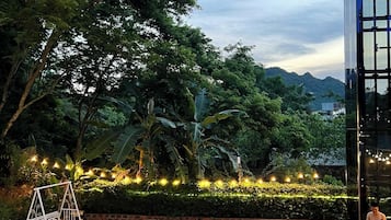 Utendørsbasseng, bassengparasoller og solsenger